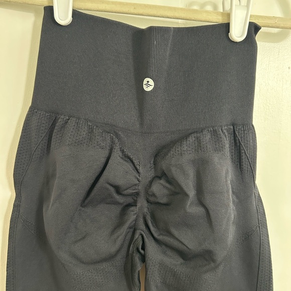 HALARA Women's Seamless Flow Black High-Waisted Butt Lifting Leggings - Picture 3 of 5